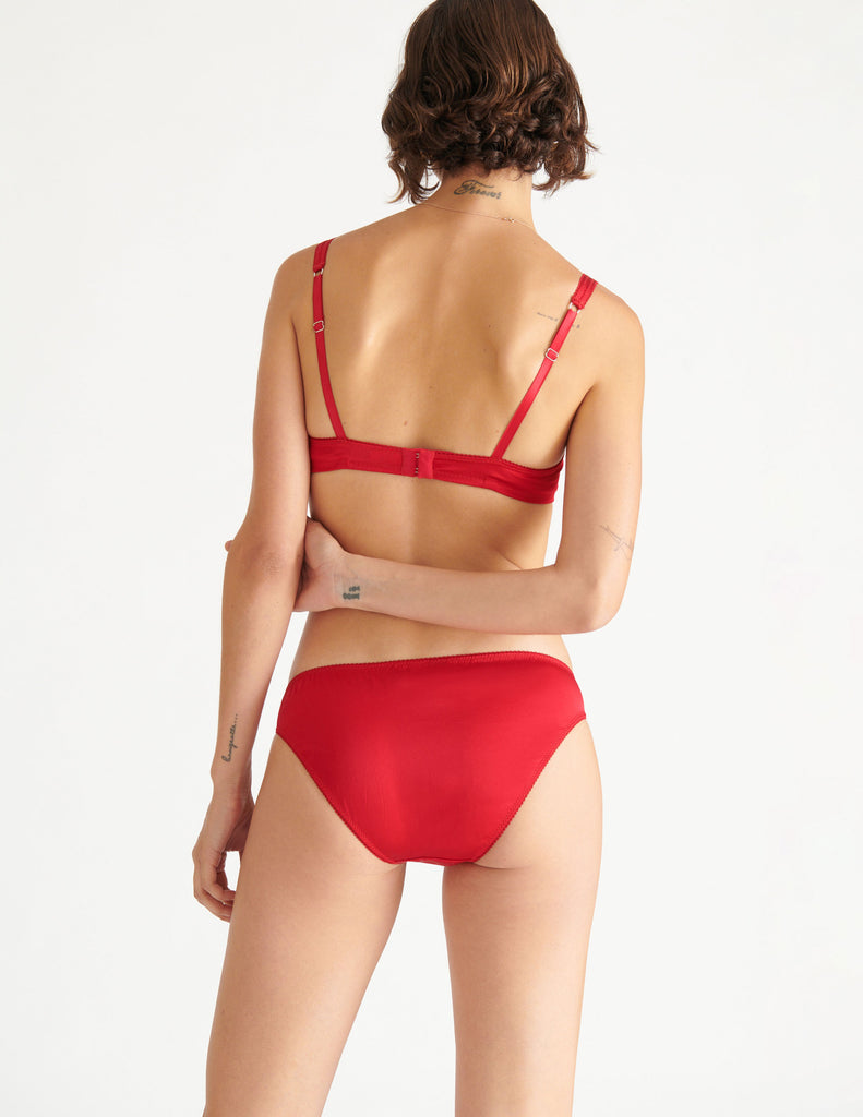 a model in the gita underwire bra and gwyneth panty in cardinal red