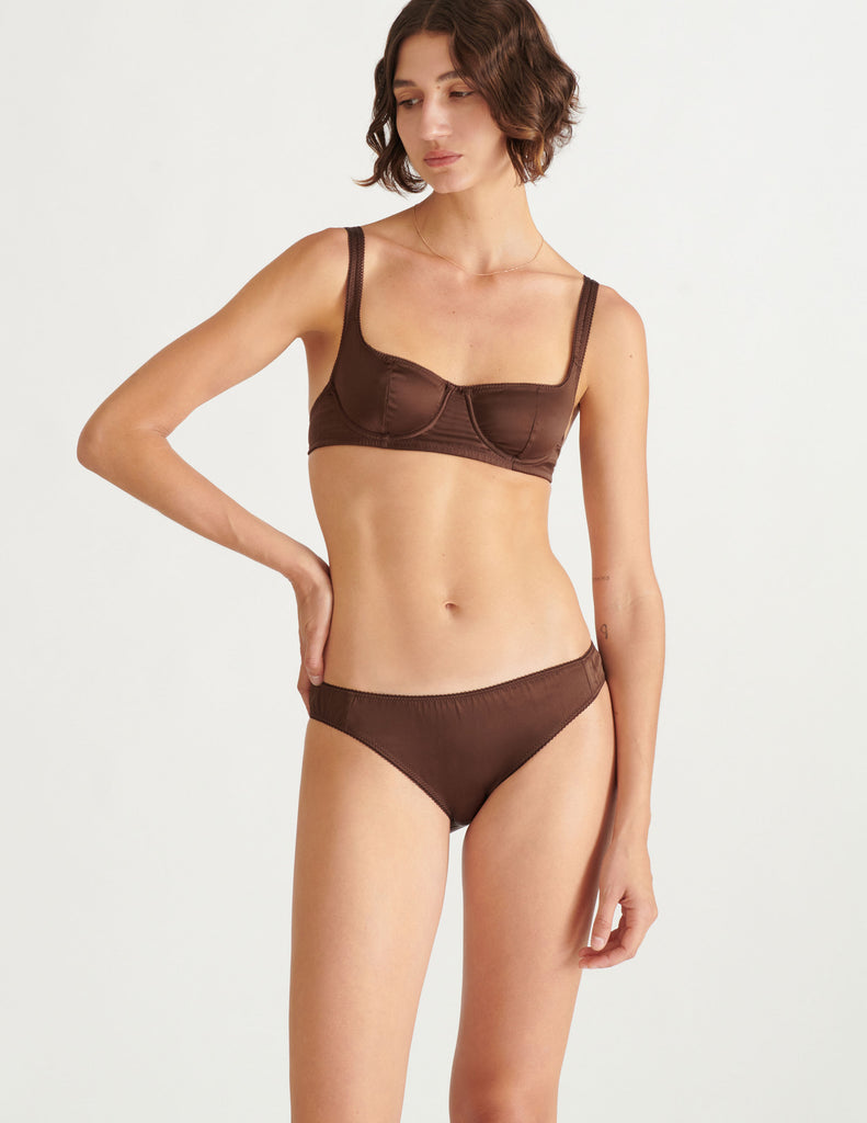 a model in the gita underwire bra and gwyneth panty in carob brown