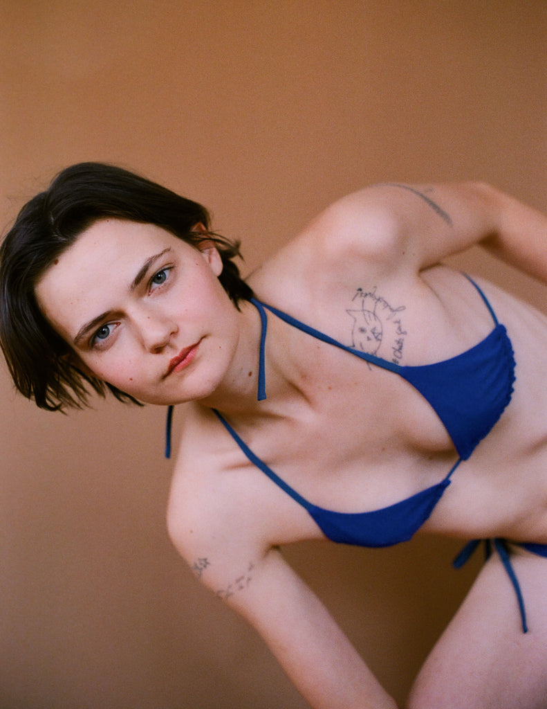 a model wearing the Nelle Bikini Top in dark blue 