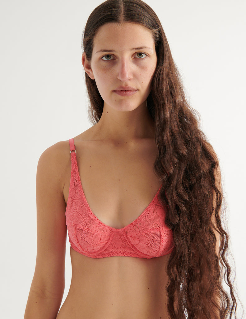 a model in the waverly underwire in prima pink